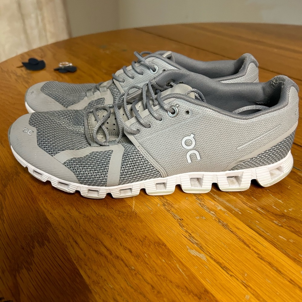 On-Cloud Gray Tennis Shoes